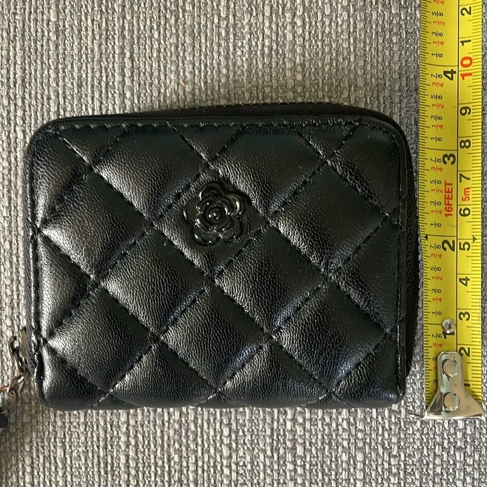 NWOT black wallet. Room for at least 4 cards
